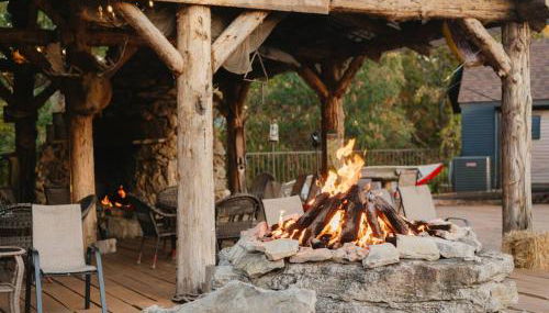 Stonegate Lodge King Bed, WIFI, 50in Roku TV, Salt Water Pool Room #103 - Foto 3