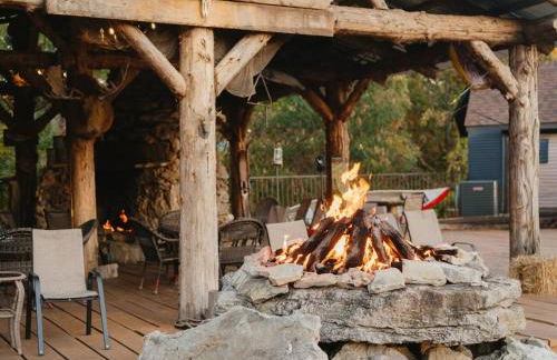 Stonegate Lodge King Bed, WIFI, 50in Roku TV, Salt Water Pool Room #103 - Foto 3