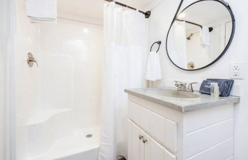 6 A Little Wanderlust Lux Tiny House, Firepit, Boat Parking, 5 Mins to Lake, Downtown - Foto 27