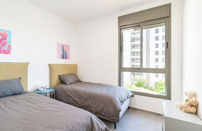 Sunlit Balcony & Coastal Charm by Sea N' Rent - Foto 8