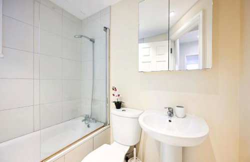 Modern 2BR Apartment for Contractors, Balcony & Fast Wi-Fi, W6 - Foto 59