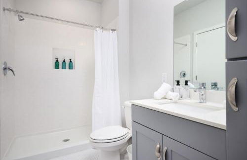 1BR Escape w Pool&Parking, Near Rvrwlk & Conv Ctr - Foto 10