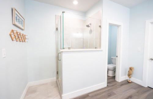 Noisywaves - Beachfront Paradise with Hot Tub, Yard, and Game Room - Foto 28