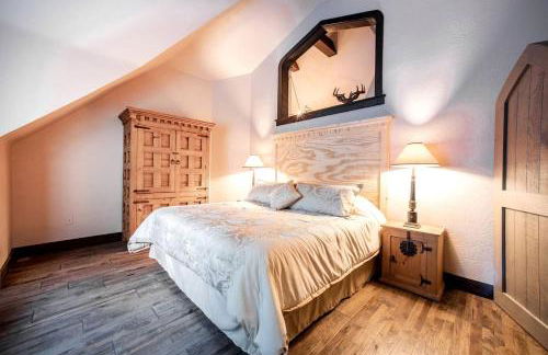 Castle Gatehouse Rental for a Unique Getaway near Bolton Landing, New York - Foto 23