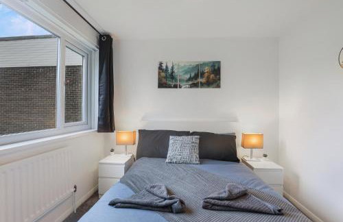 Spacious 4 Bedroom House with Parking - Foto 50