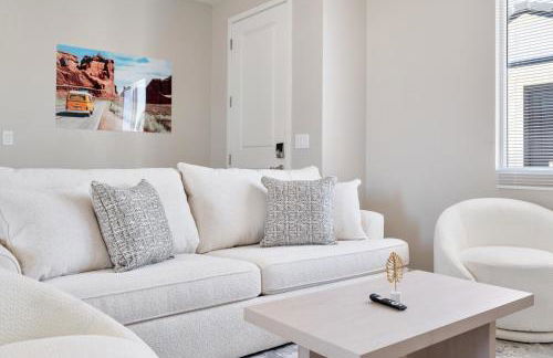 Elegant Two Bedroom Apartment with Free Parking and Plush Beds - Foto 6