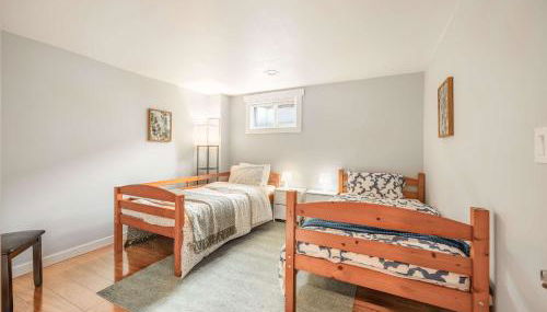 Spacious 2BR Home Backyard Parking & UW - Foto 5