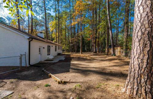 Perfect cute home in Garner with firepit & king bed - Foto 37