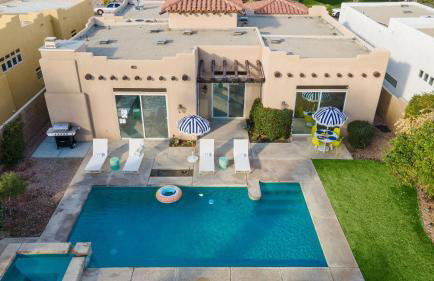 Pool + Hot Tub, Yard, Games Chic Midcentury Design Painted Sand by Avantstay - Foto 50