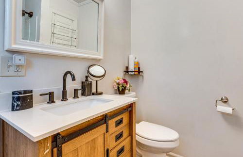 Easy I-20 Access to ATL Suburban Retreat with Yard - Foto 17