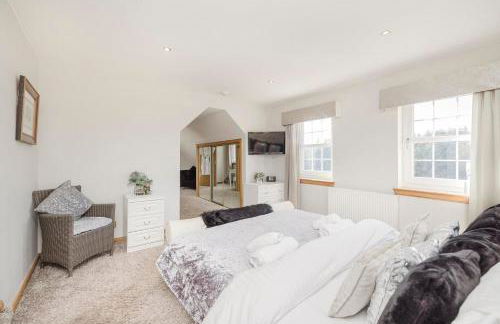 JOIVY Greenknowes Farmhouse with Hot Tub and Bar - Photo 47