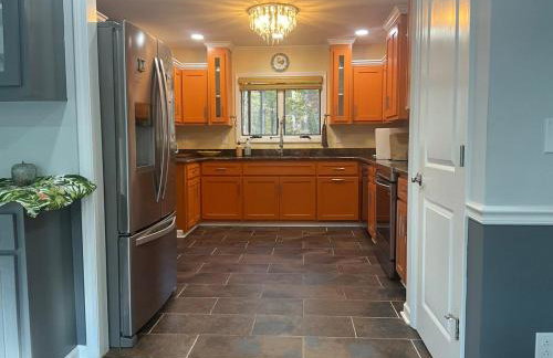 Quiet Forest Vacation home on a Private Road with Spacious Patios, Fire pit, Pet friendly and a Private pool - Foto 19