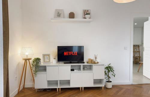 Central Studio - Bright & Modern - Private Terrace - AirCon - Near Train & Beach - Foto 46