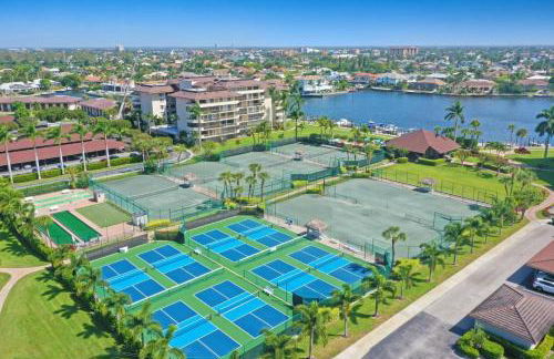 Walkout condo with beach access, pool and pickleball - Foto 42