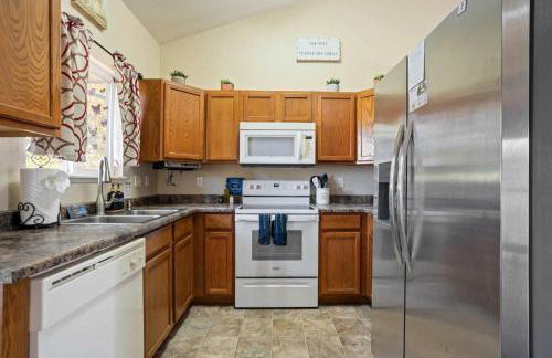 4BR w Fireplace Backyard BBQ near Peterson AFB - Foto 13