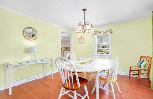 Cozy cottage w creekside fire pit & patio - Foto 13