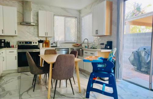 Gorgeous Abode 3 Bedrooms Hide-out in Mesa - Photo 3