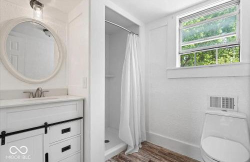 Downtown Whitestown with King Suite and Pool - Foto 20