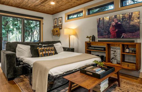 Serene Riverside Retreat with Sauna, Hot Tub, Fire Pit by Forest & Peak Retreats - Foto 16