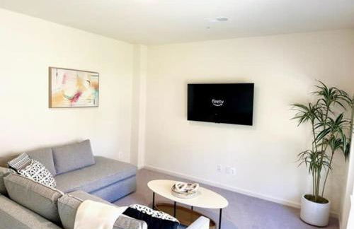 New Intown Waterfront Townhome wPool & Location - Foto 22