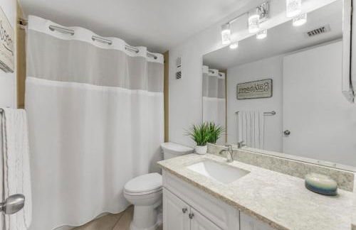 Walkout condo with beach access, pool and pickleball - Foto 21