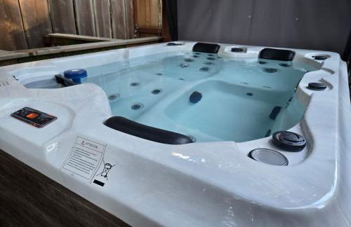 Knotty Shack- Unique Tiny Log Cabin with Hot Tub - Foto 14