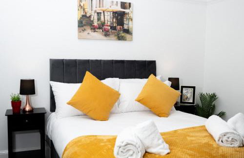 Stylish 4BR House, Sleeps 7, High-Speed Wi-Fi, Long Stay Friendly - Foto 12