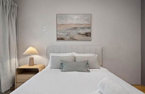 City Lights and Rooftop Nights by Rather Be Properties - Foto 14