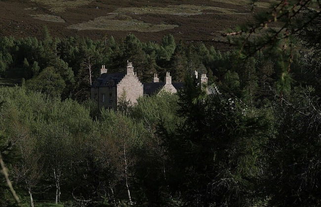 Gairnshiel Lodge - Unique Exclusive Lodge Next to the Castle - Photo 5