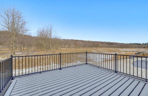 Deck with Forest Views Modern Home in Rochester! - Foto 28