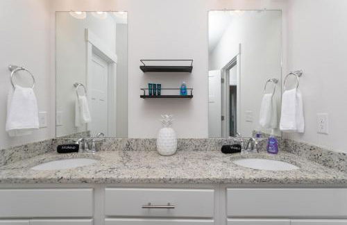 Mins to the Beach/King Beds/Arcade-Snowbird Deals! - Foto 25