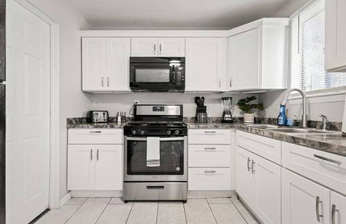 Fly In Style! Charming Townhome 6 Mins from RIC! - Foto 13