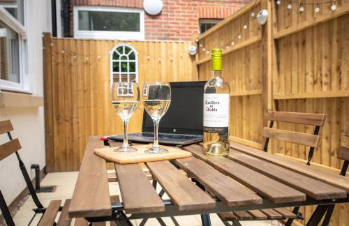 Welcome - BUSINESS or PLEASURE! Southampton 'City Vibes' # Stylish Apartment with Outdoor Courtyard! 1-4 Guests BOOK YOUR CITY BREAK or PRE-CRUISE STAY! CLOSE TO MAYFLOWER THEATRE, UNIVERSITIES, CRUISE TERMINALS, HOSPITALS & SHOPS! - Photo 6