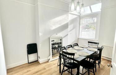 Large 5-Bedroom House in Salford-Free Parking-Sleeps 10 - Foto 25