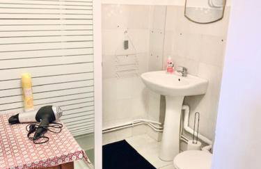 MAISON 2 CHAMBRES - LILLE - 4 PERS - 300m METRO - Foto 4