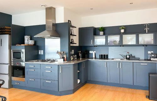 Lovely 2 Bed Duplex Apartment with Hydro Views - Photo 5