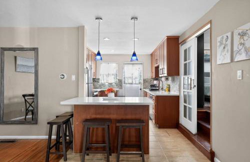 Relaxing 4 bedroom - Full Kitchen & Dining - BART - Photo 10