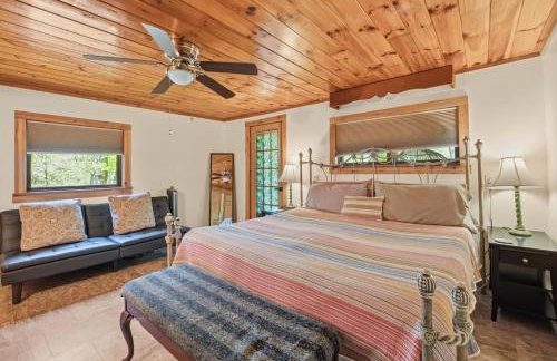 Sitting Bear Cottage with Hot Tub - Photo 2