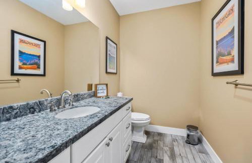 Golf in Luxury - 4BDR Home on Agaming Golf Course - by Torch Lake - Foto 24