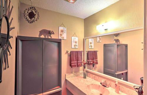 1 Mi to Lake Lure! Couples Retreat with Resort Perks - Foto 21