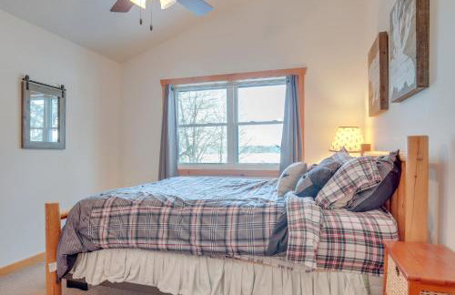 Lakefront Tomahawk Getaway with Deck and 2 Fireplaces! - Foto 12