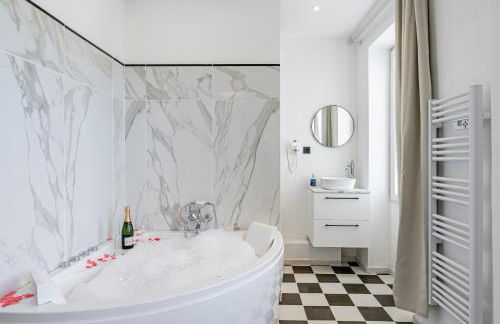 Aurora Lov'Room Proche de Saint Charles - Foto 4