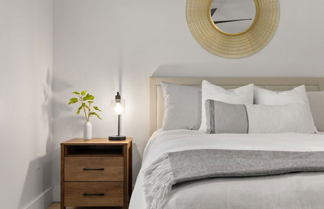 Relaxing 2BR Florida Home Close to Beach - Photo 9