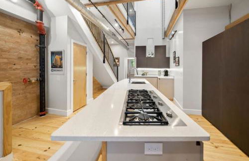 Huge Retrea w Rooftop Deck Stay At Farmers Market - Foto 13