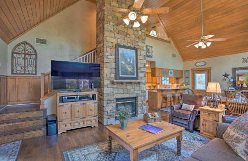 Lake Granbury Getaway! Family Home with Deck and Games - Foto 5