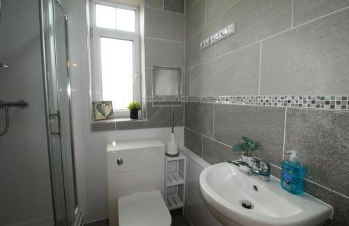 High Street House Thurnscoe by Smart Corporate Stays - Photo 11