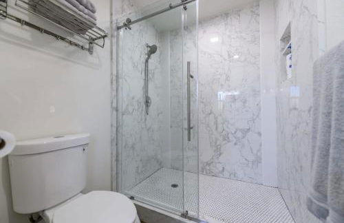 Spacious Disneyland 5 Bedroom 4 Bath House with Game Room - Photo 9