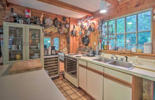 Berkshire Riverfront Ski Cabin Close to Hiking! - Foto 13