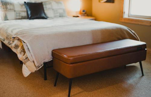 Cabin Minutes to Mt Rainier - EV, HotTub, 2 Queen and Twin - Photo 8