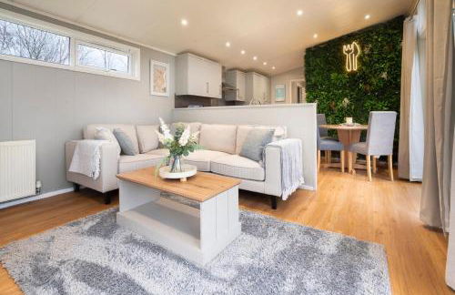 Silverdale Lodge, HotTub, Wi-FI, Quiet & Sleeps 4 - Foto 4